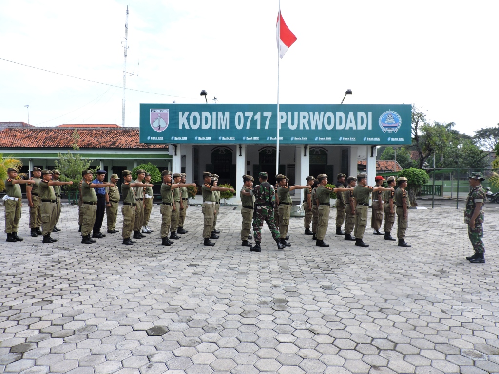 Latih PBB Satpol PP Kab. Grobogan Anggota Kodim 0717/Purwodadi